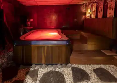 Hammam místnost s relaxační vířivkou a dřevěnými prvky